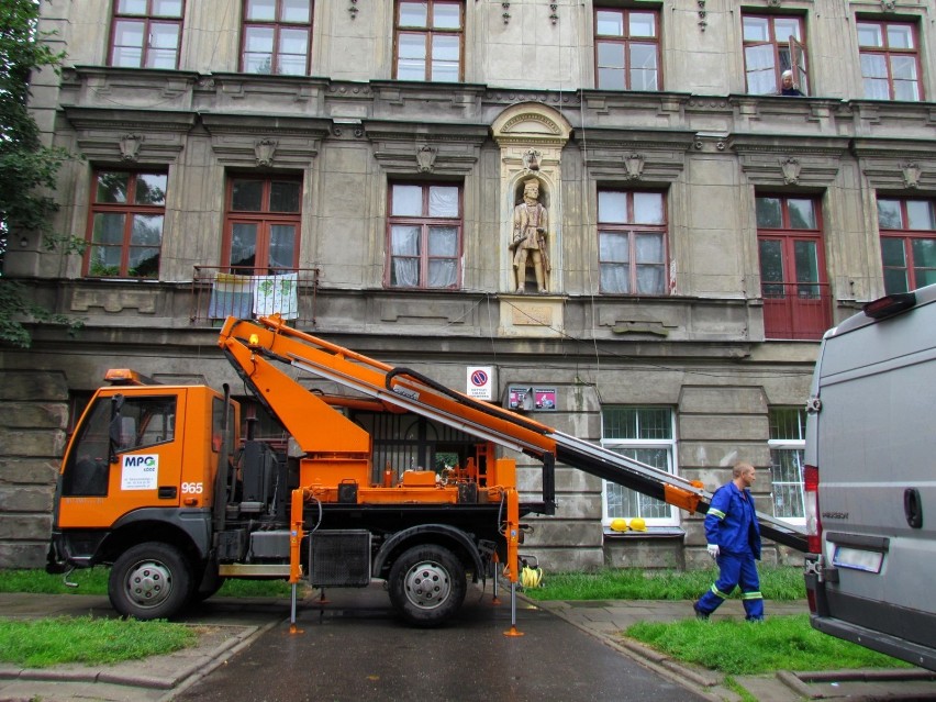 Przy Wrześnieńskiej 4 czyszczono rzeźbę Kościuszki