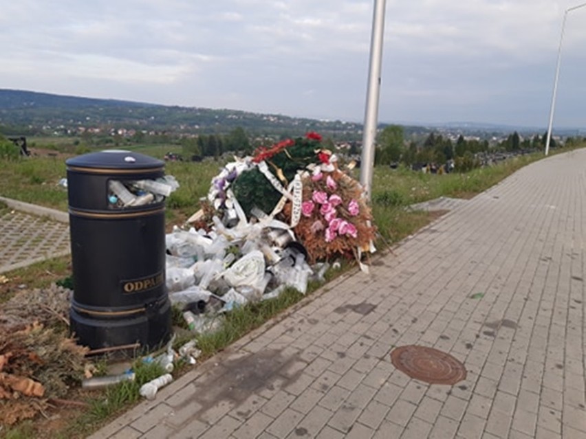 Na cmentarzu w Jaśle straszą... śmieci. Czytelnik: Od kilkunastu tygodni nie ma komu posprzątać [ZDJĘCIA]