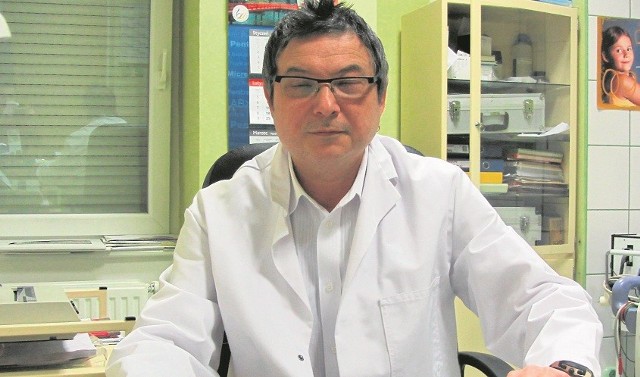 Doktor Maciej Kaźmierczak wykonał zabieg implantacji endoprotezy odwróconej barku u 84-letniej pacjentki