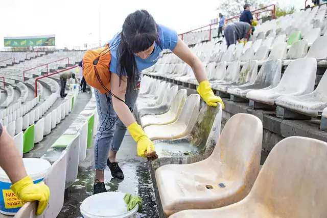 Trwa czyszczenie krzesełek na stadionie w Rybniku