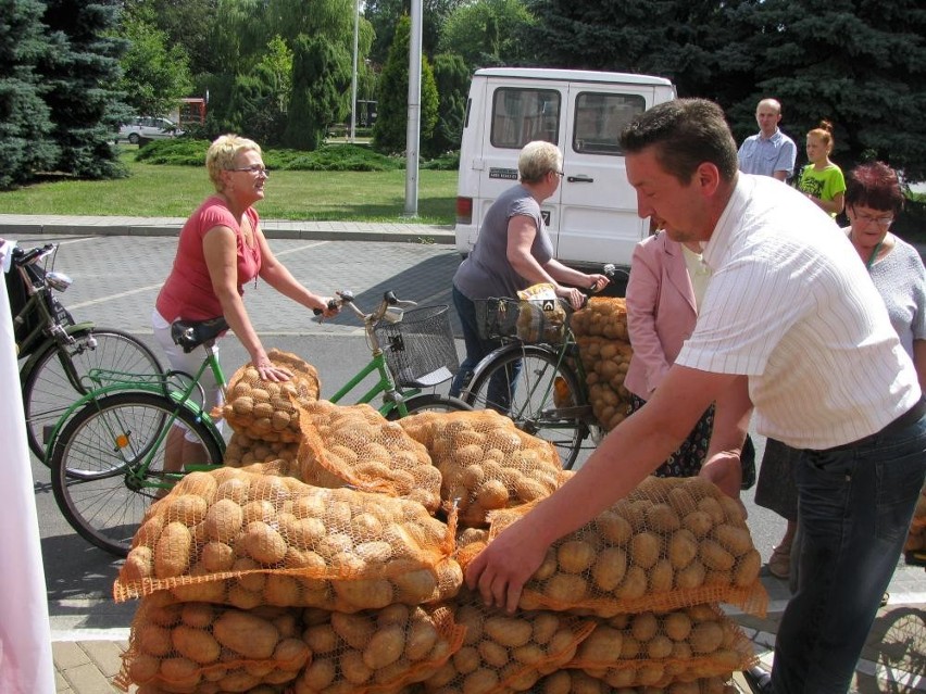 Ostrów:: Ziemniaczany protest przed budynkiem starostwa [ZDJĘCIA]