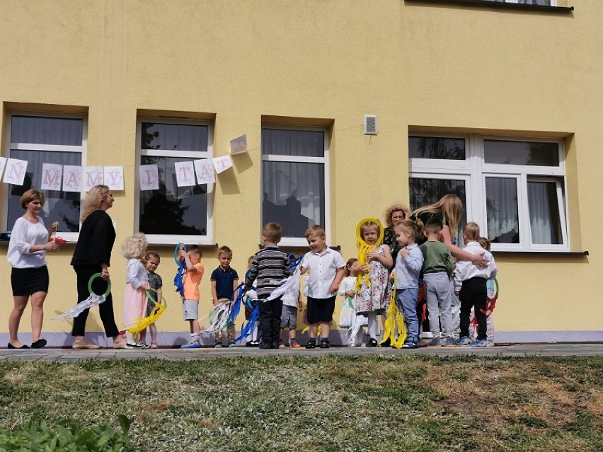 Maluchy z Przedszkola nr 3 w Oleśnicy wystąpiły z okazji Dnia Mamy i Taty. Zobaczcie zdjęcia! 