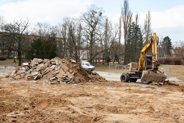 W parku Witosa w Bydgoszczy demontowane są betonowe płyty, na których stały siedziska dawnego amfiteatru.
