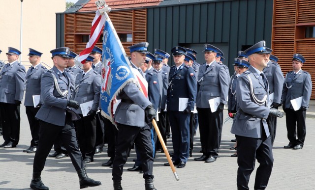 Uroczysty apel grudziądzkich policjantów odbył się w marinie. Uczestniczyli w nim policjanci oraz samorządowcy