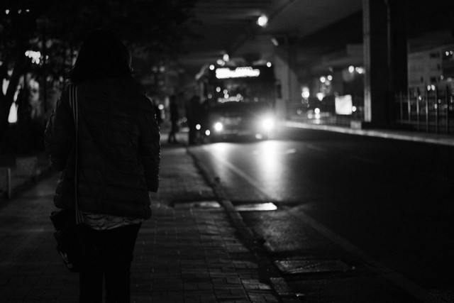 Niebezpieczny incydent w nocnym autobusie. "Pytał ile warte jest jej życie i groził, że ją pobije"