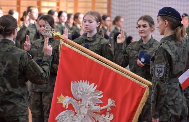 Uczniowie wojskowych klas mundurowych w Powiatowym Zespole nr 2 Szkół Ogólnokształcących Mistrzostwa Sportowego i Technicznych w Oświęcimiu złożyli uroczyste ślubowanie