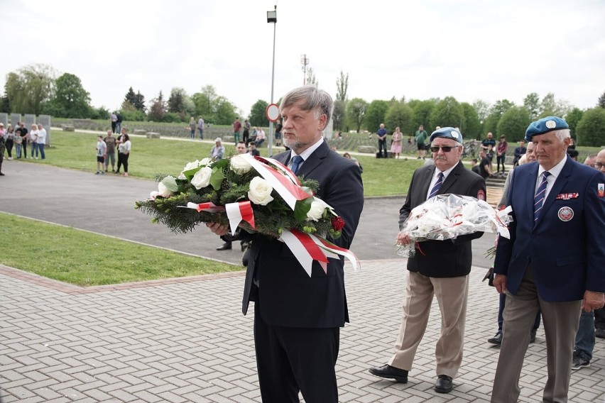 Uroczystości upamiętniające zakończenie II wojny światowej w Zgorzelcu. Były kwiaty, wspomnienia i sprzęt wojskowy