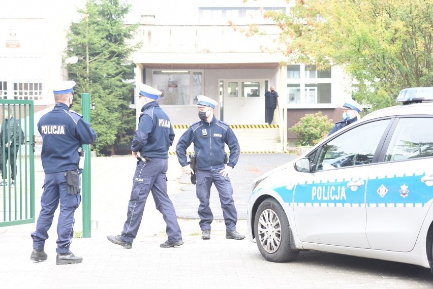 Awantura domowa w Płocku mogła skończyć się tragicznie. Mężczyzna stał na dachu z nożem. Uratowała go policja