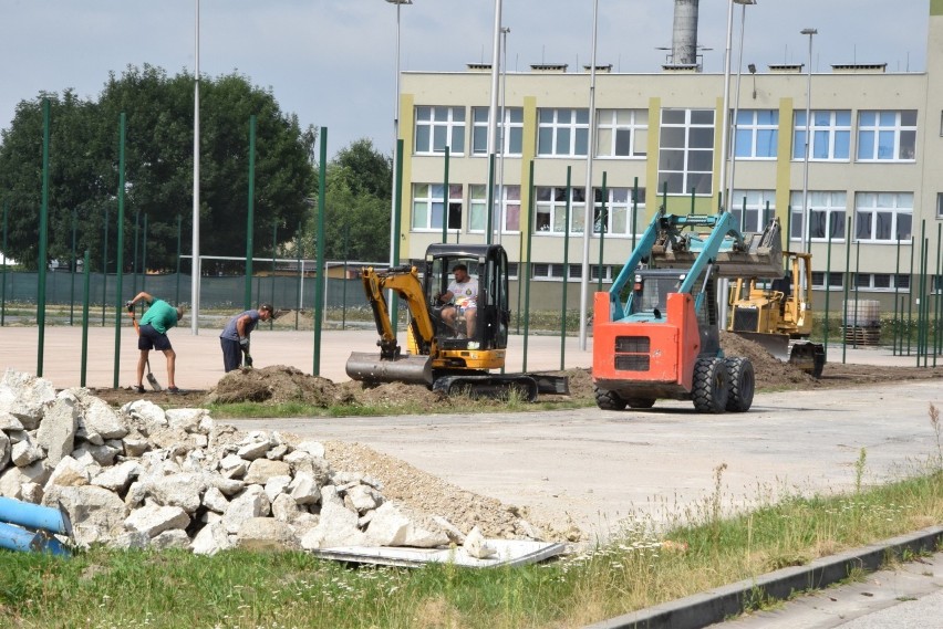 Trwa budowa kompleksu boisk sportowych przy jędrzejowskiej...