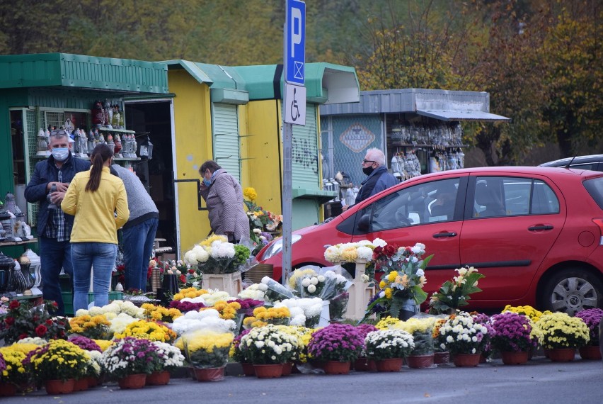 Cmentarz Komunalny w Sieradzu. Mieszkańcy regionu odwiedzają...