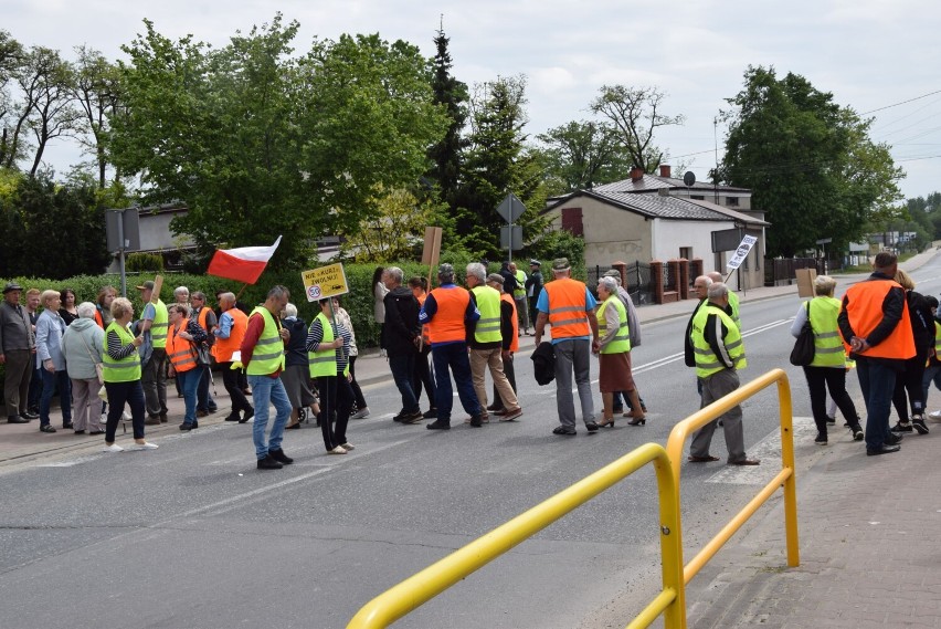 Protest na drodze krajowej 42 w Działoszynie. Mieszkańcy domagają się "ujarzmienia" ruchu samochodowego ZDJĘCIA