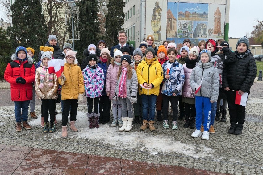 W poniedziałek uroczyście podniesiono flagę na maszt w...