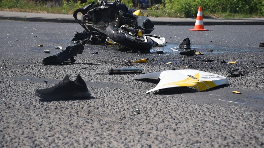 Wypadek w Starorypinie Rządowym koło Rypina. Zderzenie bmw z motocyklem. Zobacz wideo