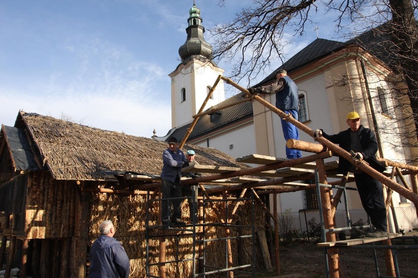 Obok kościoła gotowe są już niemal wszystkie szopki