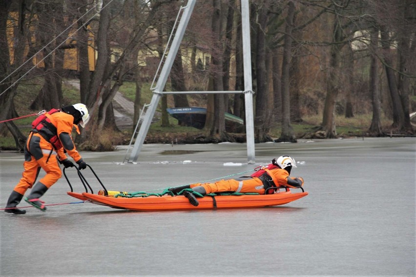 Ćwiczenia z ratownictwa lodowego na zamarzniętym Jeziorze...