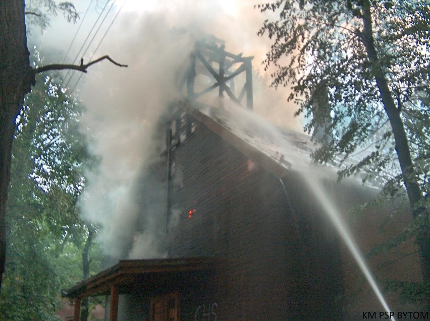 Bytom : Kościółek w Bobrku stanął w płomieniach. Straż już go gasi