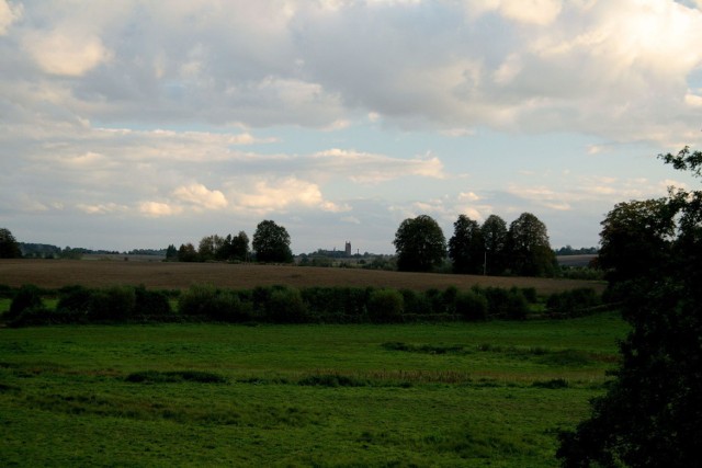 Gotycka kolegiata jest widoczna z daleka. Spod Smolajn wygląda właśnie tak. fot. R. Grzeszczyk