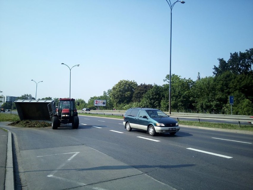 Kraków. Na ulicy Konopnickiej wywróciła się naczepa od traktora