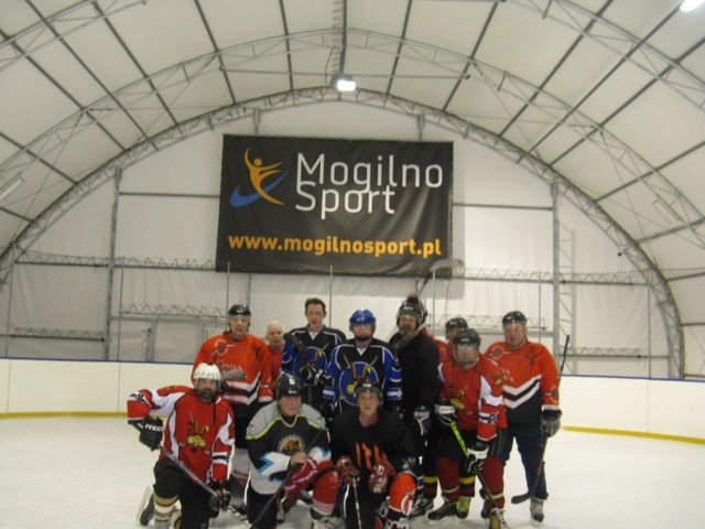 Inowrocławskie Towarzystwo Hokejowe już 14 lat gra i promuje tę dyscyplinę sportu w regionie. W sezonie 2021 - 2022 zawodnicy spotykają się na lodowisku w Mogilnie