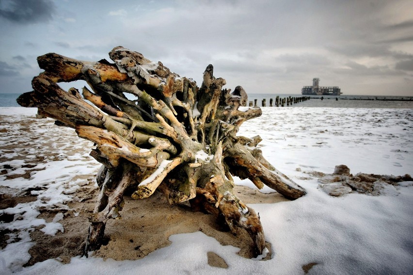 Gdynia. Flesz z przeszłości. 21.12.2012. Zima zawitała na Babie Doły. Rozgościła się na dobre na plaży i między blokami. Wygląda uroczo! 