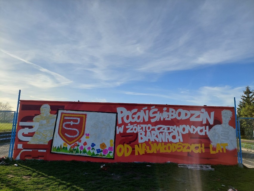 Przy stadionie miejskim w Świebodzinie powstało graffiti.