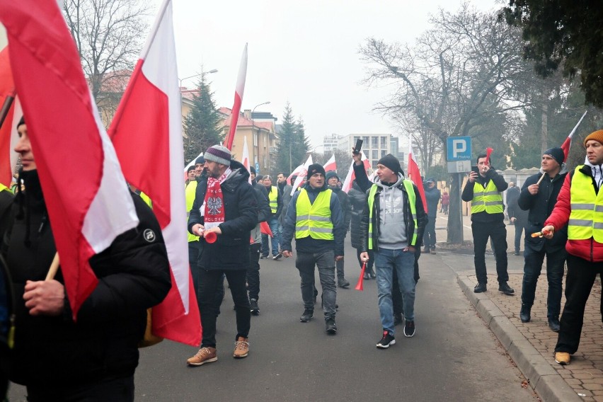 Rolnicy protestowali przed Lubelskim Urzędem Wojewódzkim. "Żądamy konkretnych rozwiązań" [ZDJĘCIA]
