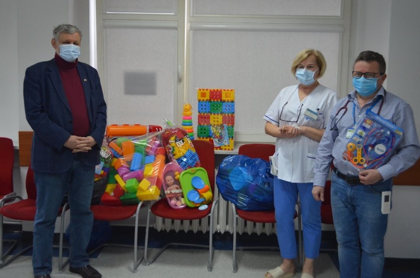 Prezenty dla małych pacjentów już w radomskich szpitalach. Zabawki kupiła Fundacji Polish Orphans Charity
