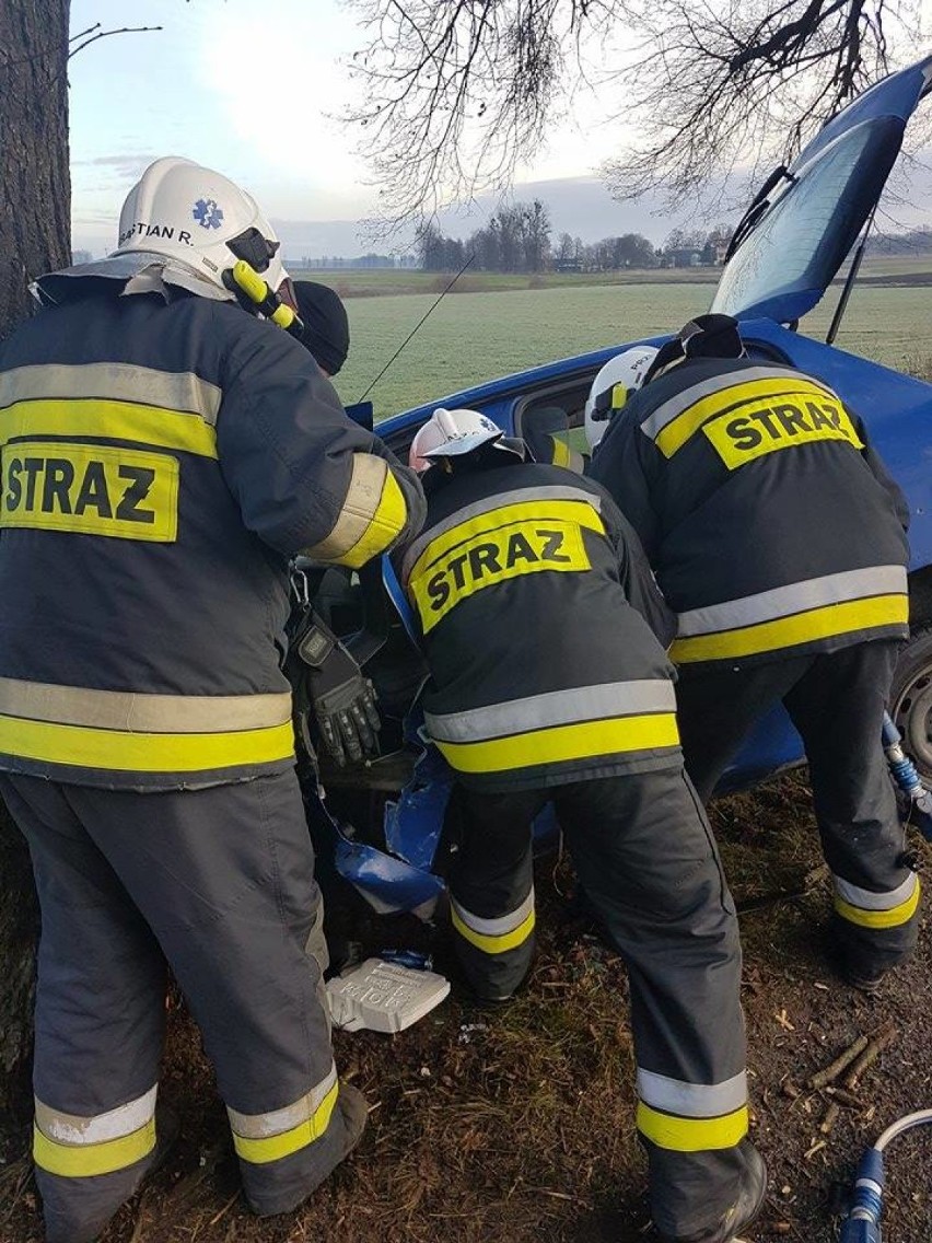 Poważny wypadek w Budziszewku. Kobieta uderzyła w drzewo [ZDJĘCIA]