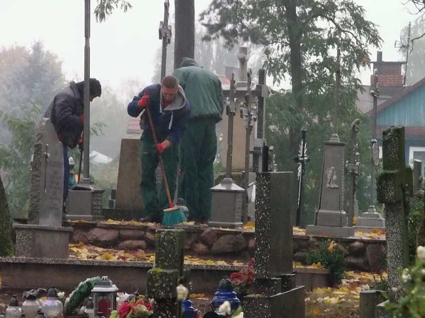 Więźniowie z Suwałk porządkowali cmentarz w Augustowie
