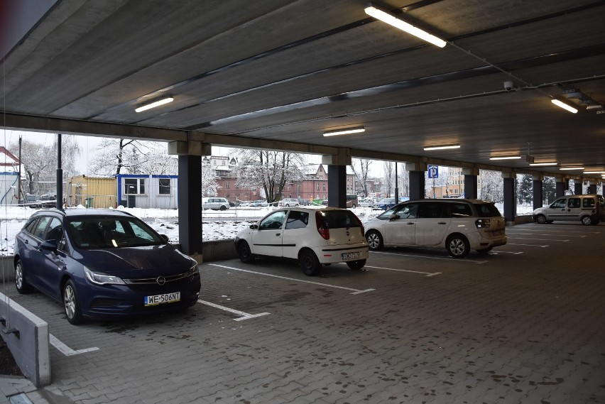 Na parterze parkingu wielopoziomowego w Rybniku miała być hala targowa. Dlaczego nie ma usług?