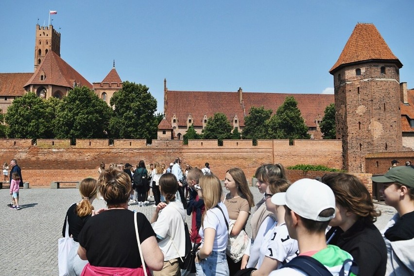 Polskie dzieci z ukraińskiego Stryja przebywają na wakacjach w regionie, by poznać historię Polski. W Malborku odwiedziły nie tylko zamek