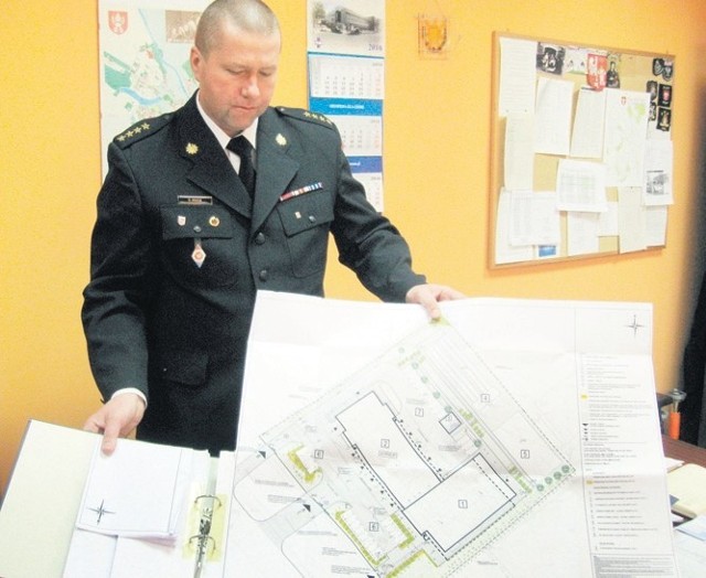 Komendant Drozd prezentuje plany nowej strażnicy PSP w Śremie.