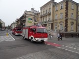 Cztery wozy strażackie i pogotowie gazowe podjechały na sygnałach pod budynek banku na rogu Śródmiejskiej i Mostowej