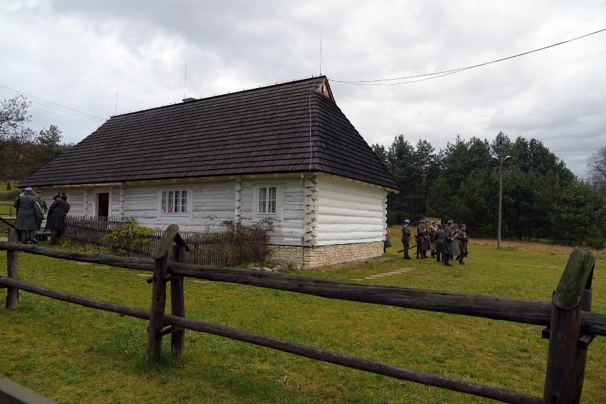 Rekonstruktorzy odegrali bitwę z okazji Święta Niepodległości 