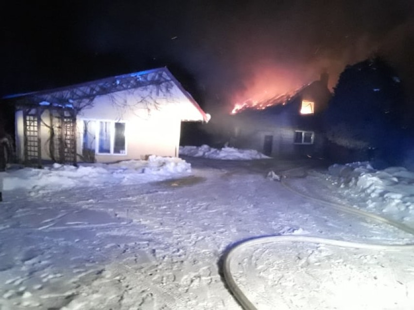 Ołpiny. Pożar stolarni w gminie Szerzyny. Z ogniem walczy kilkudziesięciu strażaków [ZDJĘCIA]