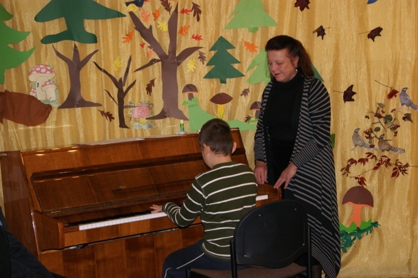 Pianistka Elżbieta Dedek prowadzi lekcję pokazową