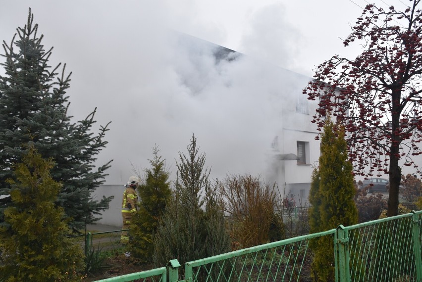 Pożar w bloku w Niewolnie! Drabiną ewakuowali mieszkańców [FOTO]