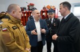 Wojewoda Michał Zieliński przekazał promesę strażakom z Bądecza. Będą mieć nowy wóz 