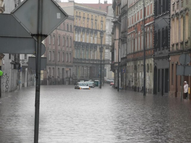 Powódź, która nawiedziła Polskę w 1997 r. była jedną z największych katastrof naturalnych, jakie dotknęły nasz kraj w XX wieku. Pod wodą znalazło się prawie 40 procent Wrocławia, w niektórych miejscach Polski spadło nawet do 500 litrów wody na metr kwadratowy. Na terenie całego kraju straty oszacowano na 12 mld zł. 
W Bytomiu w 2020 (na zdjęciu) straty były bez porównania mniejsze