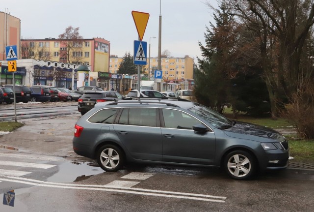 Oto Radomscy Mistrzowie Parkowania. Niektóre zdjęcia wydają się wręcz absurdalne. Pomysłowość kierowców może zaskakiwać. Niestety, często może powodować również kłopot dla kierowcy jadącego zgodnie z przepisami.

Oto TOP 10 przykładów z grudnia i stycznia 2023 roku. Zdjęcia wysyłają nam czytelnicy na adres: radom@echodnia.eu lub na Facebook'a. Wciąż można to zrobić! Pochodzą również z profilu Pieszy w Radomiu na Facebook'u oraz materiał uzupełniamy relacją naszych fotoreporterów. 

Na zdjęciu przykład ze skrzyżowania Miłej i Kusocińskiego.