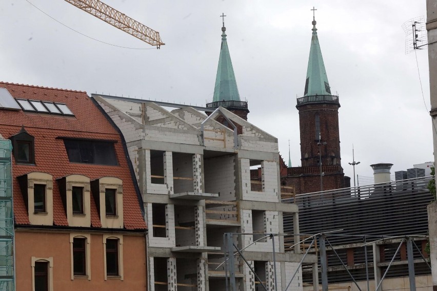Powstaje nowy budynek w centrum Legnicy, są utrudnienia w ruchu, zobaczcie aktualne zdjęcia