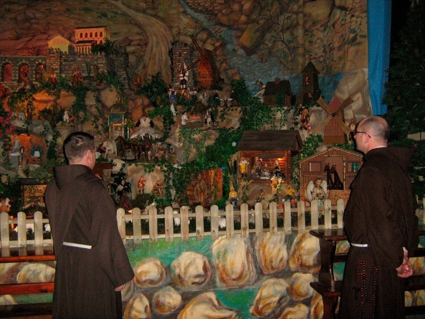 Kalwaria Zebrzydowska: w klasztorze bernardynów zbudowali największą szopkę w regionie [ZDJĘCIA]