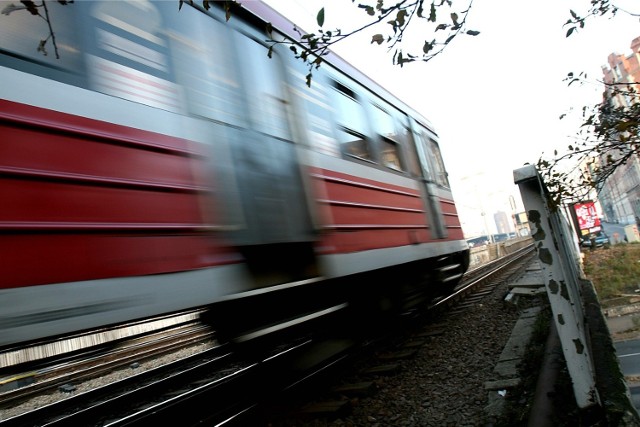 22-latek położył się pomiędzy szynami, dzięki czemu pociąg przejechał nad nim