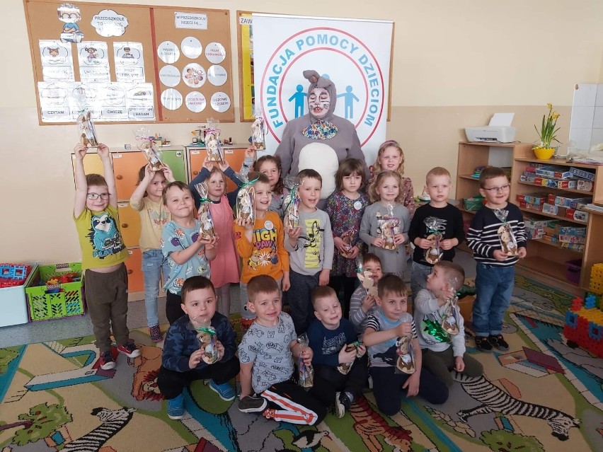 Zajączek wielkanocny odwiedził przedszkolaków z Chocza