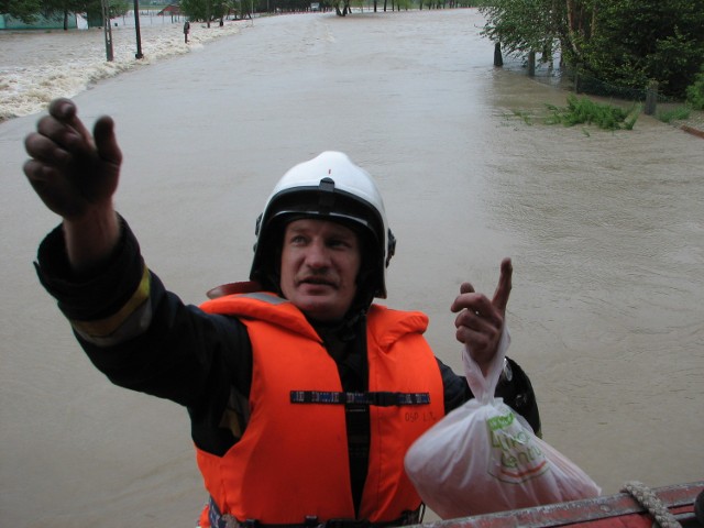 Marian Mucha z Lubomi podczas akcji powodziowej.