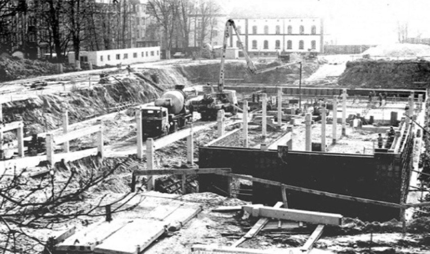 Koniec lat 80. Budowa dworca PKP.