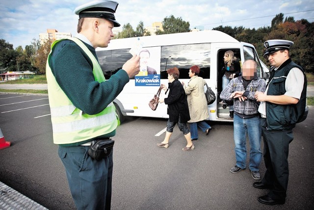 Pasażerowie tego busa musieli zmienić środek lokomocji.