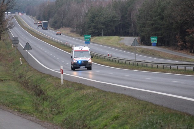 Wypadek DK 52 w Andrychowie. Ciężarówka zjechała z drogi i uderzyła w słup (zdjęcie poglądowe)