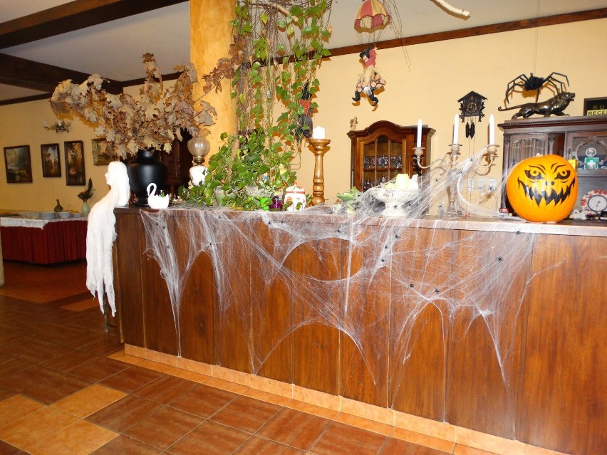 Halloweenowe dekoracje w Hotelu Pan Tadeusz w Rzeczycy (gm....