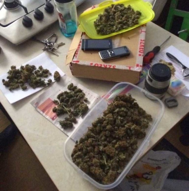 Policjanci z Bydgoszczy zatrzymali 33-latka podejrzanego o posiadanie znacznej ilości narkotyków.

W trakcie przeszukania 33-latka oraz jego mieszkania kryminalni znaleźli woreczki z suszem roślinnym oraz 61 fioletowych tabletek.
-&nbsp;Wstępne badania narkotesterem wykazały, że jest to marihuana i amfetamina. Dodatkowo policjanci zabezpieczyli wagę elektroniczną oraz tak zwane "dilerówki". 33-latek został zatrzymany i trafił do policyjnego aresztu - relacjonuj kom. Przemysław Słomski z bydgoskiej policji.

Sprawą zajęli się śledczy z bydgoskiego Śródmieścia, którzy na podstawie zgromadzonego materiału dowodowego przedstawili zatrzymanemu zarzut posiadania znacznej ilości narkotyków. 

Pogoda na środę 30 stycznia:
